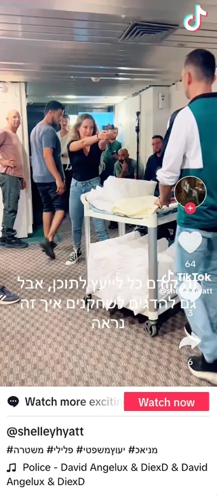 שלי היאט מדגימה אחיזת אקדח על הסט של הסדרה